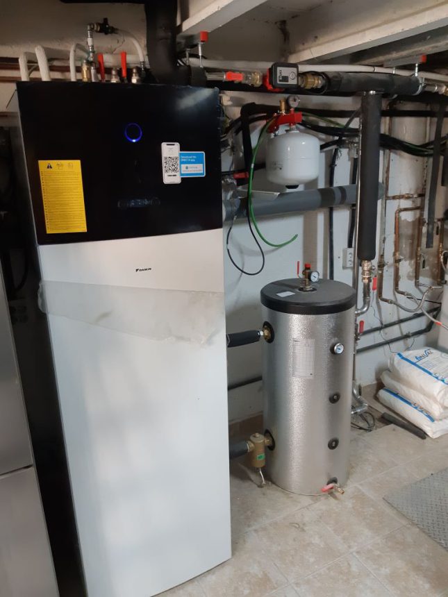 Instal·lació d'unitat aerotèrmia bibloc a vivenda