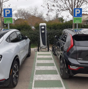 Instalaciones eléctricas, climatización y lampista. Electricista autorizado para averías, placas solares, domótica, puntos de carga. Climatización, aire acondicionado, aerotermia, calefacción, agua, lampisteria.