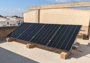 Instalación en terraza de paneles solares en Vilafranca del Penedes