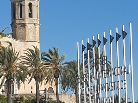 Instalaciones eléctricas, climatización y lampista en Sitges. Electricista autorizado para averías, placas solares, domótica, puntos de carga. Climatización, aire acondicionado, aerotermia, calefacción, agua, lampisteria.