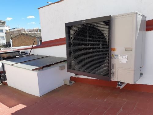 Instalación de unidad exterior para aire acondicionado o aerotermia en el exterior de vivienda, equipado con el gas R32